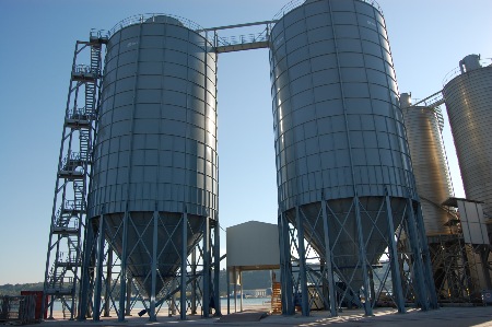 2 x 2600m3 bulk storage silos c/w access stairway.